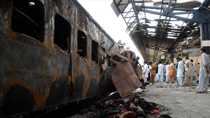 Pakistan'da tren faciası: Onlarca ölü var