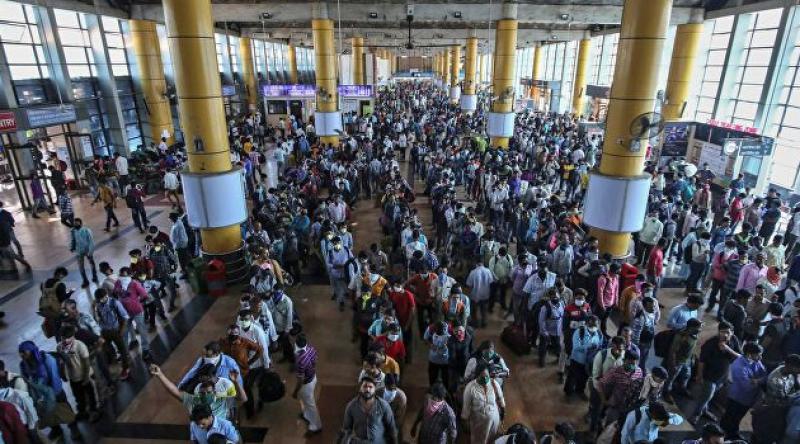 Hindistan'da koronavirüs göçü: Onbinlerce kişi trenlere akın etti
