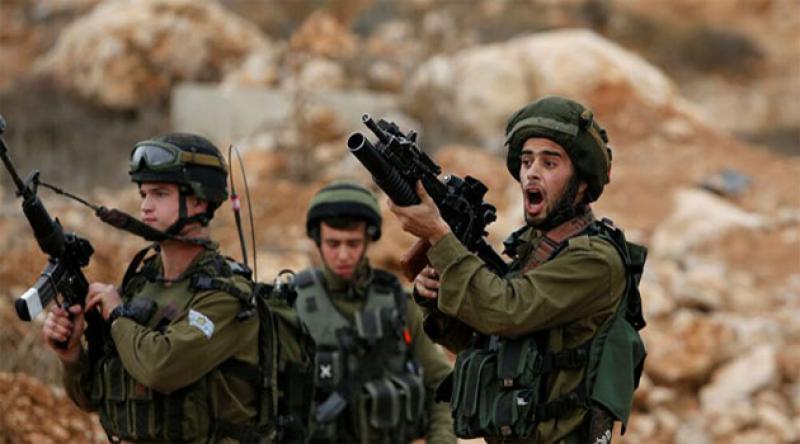 İşgal askerleri Filistinli belediye yetkilisinin evindeki tarihi esere el koydu