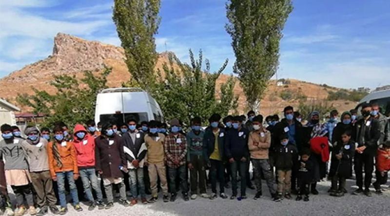 Van'da 15 kişilik minibüste 72 sığınmacı yakalandı: İkisi havasızlıktan öldü