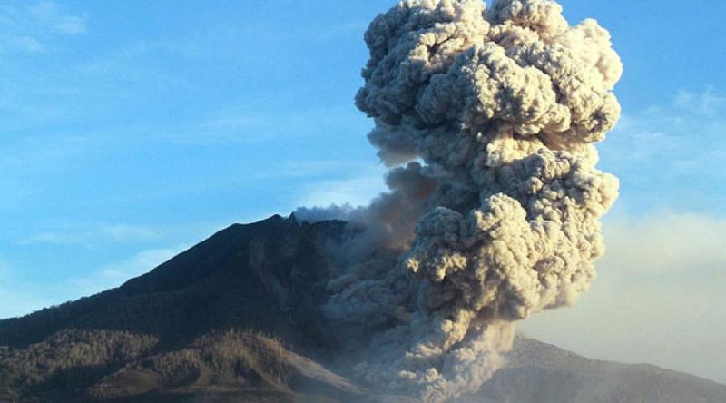 Endonezya'daki Sinabung Yanardağı üç gün içinde ikinci kez patladı