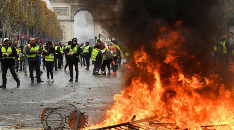 'Sarı Yelekliler' tekrar meydana indi, Paris karıştı