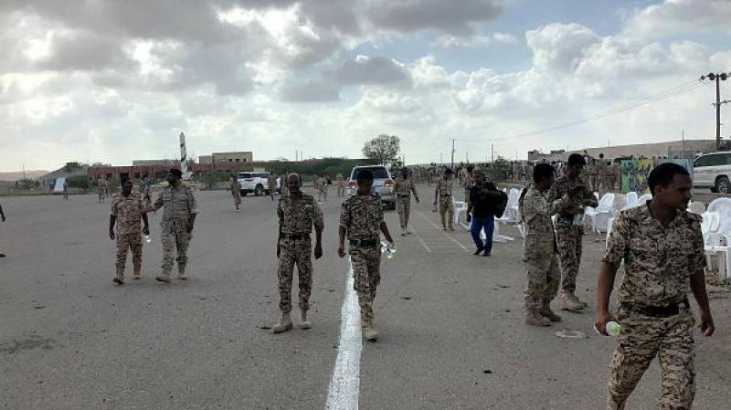 Yemen'de askeri geçit törenine füze ve drone'larla saldırı