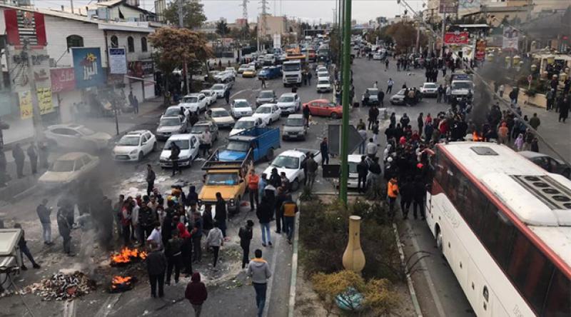 İran'da zam protestoları: Şiraz'da benzin istasyonları ateşe verildi, Tahran'ın giriş-çıkış yolları kapatıldı