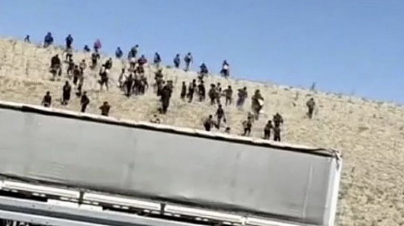 Yüzlerce kaçak göçmeni otoban kenarına terk ettiler
