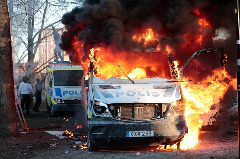 İsveç'te yakılan Kuran-ı Kerim Müslümanları sokağa döktü