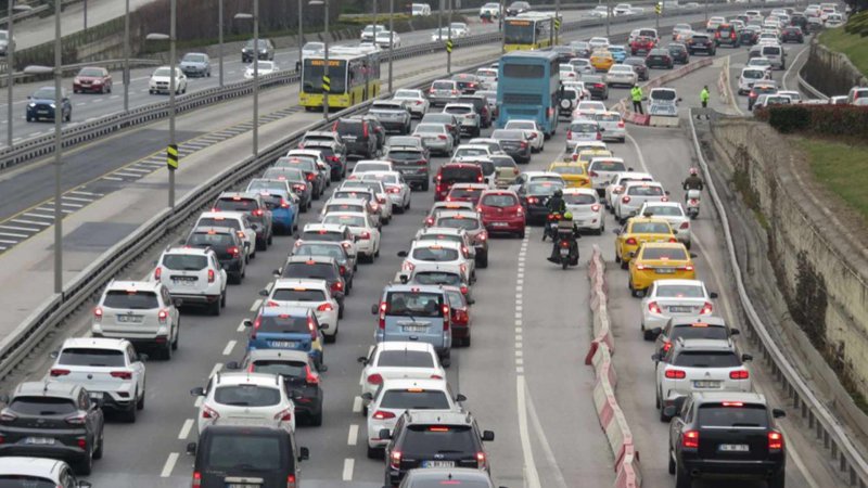 İstanbul'da kısıtlama sonrası trafik yoğunluğu başladı
