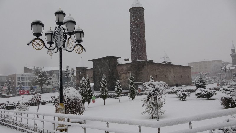 Erzurum şehir merkezine mevsimin ilk karı yağdı