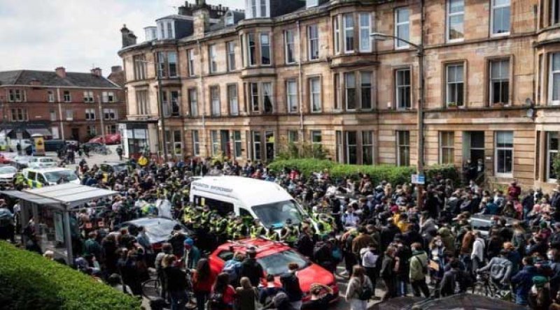 İskoçya'da sığınmacıları gözaltına almaya çalışan polislere halk engel oldu