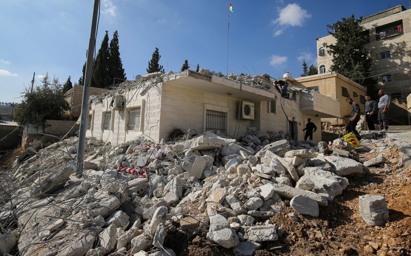 İsrail güçleri Filistinli aileye zorla kendi evlerini yıktırdı