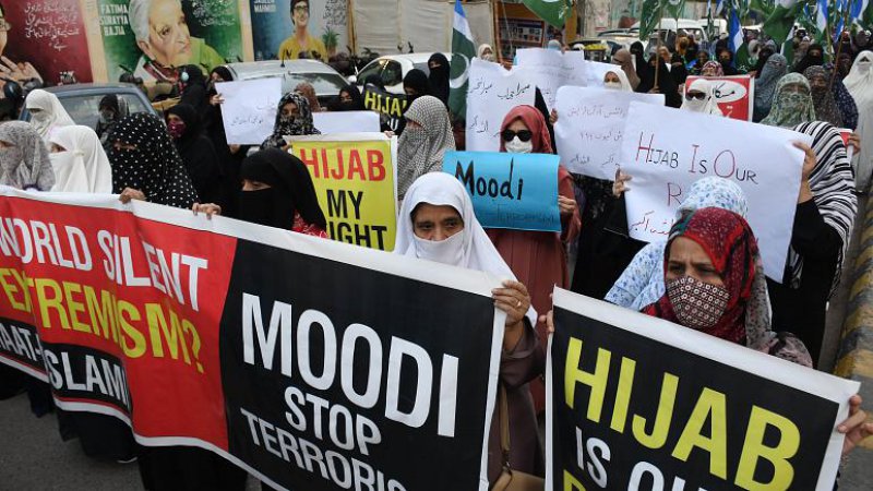 Hindistan'daki okullara başörtüsü ile girme yasağı Pakistan'da protesto edildi
