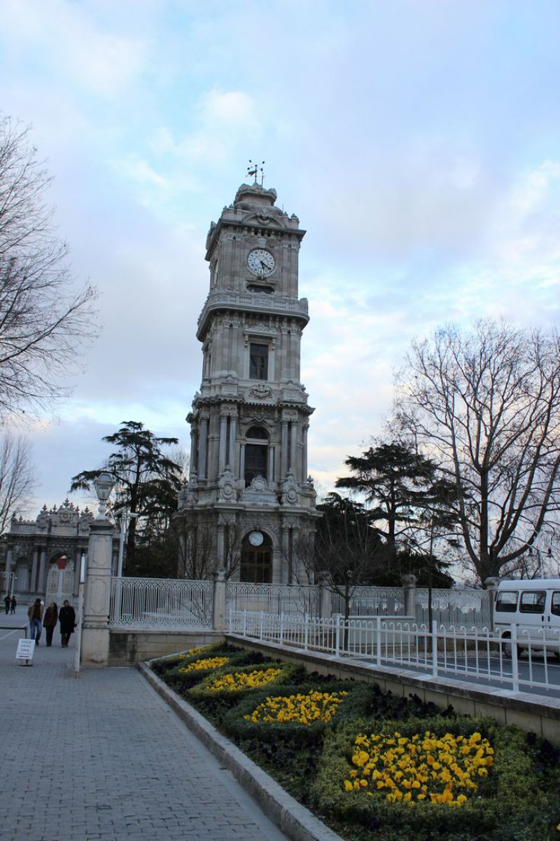 Çatalca'da saat kulesi, lodosun etkisiyle devrildi