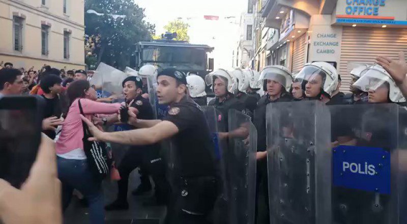 İstiklal Caddesi girişinde çok sayıda kişi gözaltına alındı
