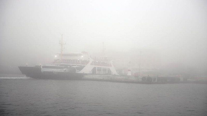 Çanakkale Boğazı'nda yoğun 'sis' deniz ulaşımını durdurdu