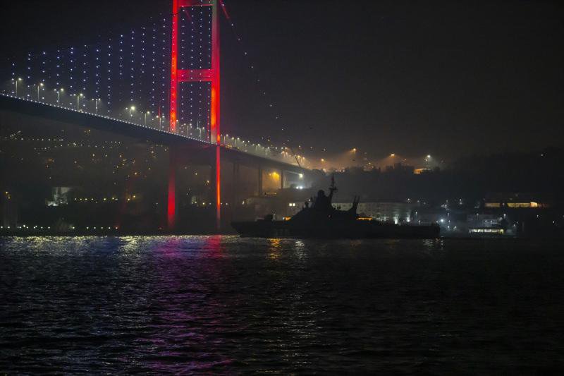 Rus askeri gemisi İstanbul Boğazı'ndan geçerek Karadeniz'e açıldı