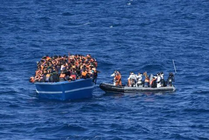 İzmir'de Türk kara sularına geri itilen 55 düzensiz göçmen kurtarıldı
