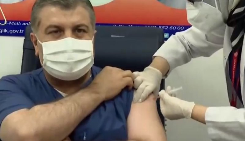 Sağlık Bakanı Fahrettin Koca, Türkiye'de Koronavirüs aşısı yaptıran ilk kişi oldu