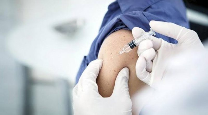 Fransa’da aşı olmayanların listesi Sağlık Bakanlığı ile paylaşılacak