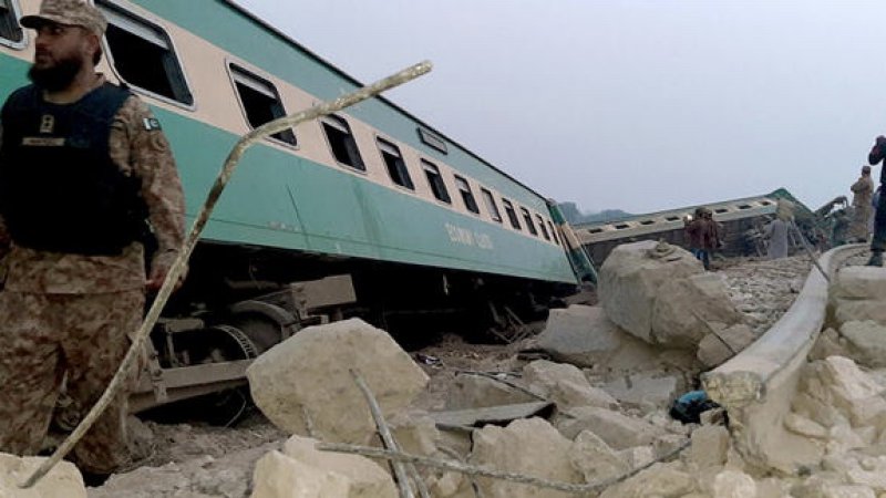 Pakistan'da tren raydan çıktı: 1 ölü, 40 yaralı