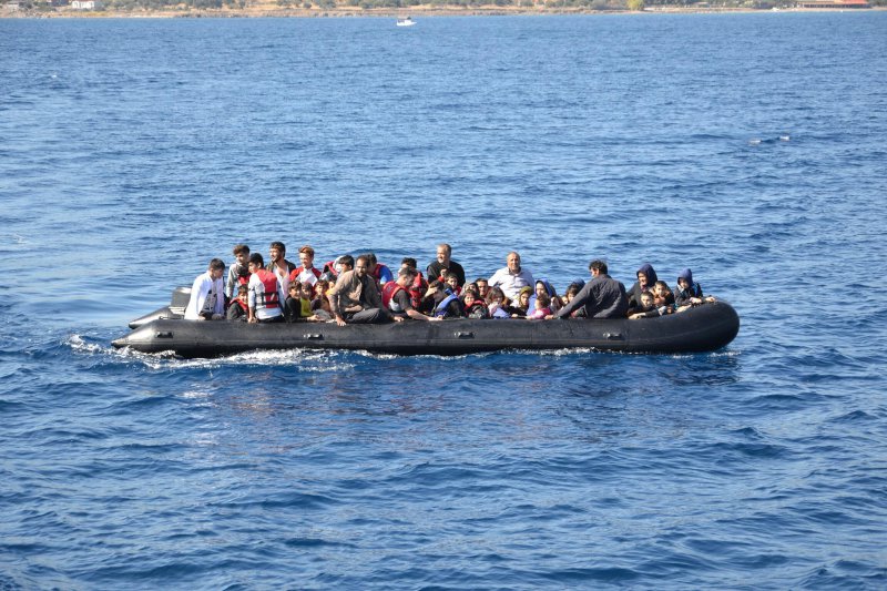 Türk kara sularına itilen 37 düzensiz göçmen kurtarıldı