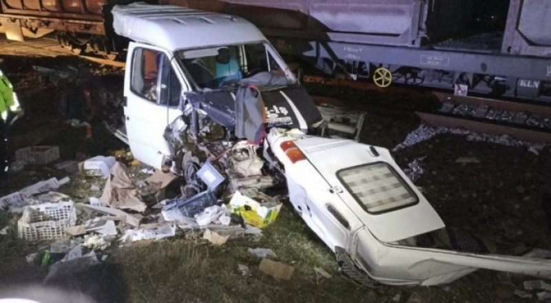 Meksika'da minibüs kamyonla çarpıştı: 12 kişi hayatını kaybetti