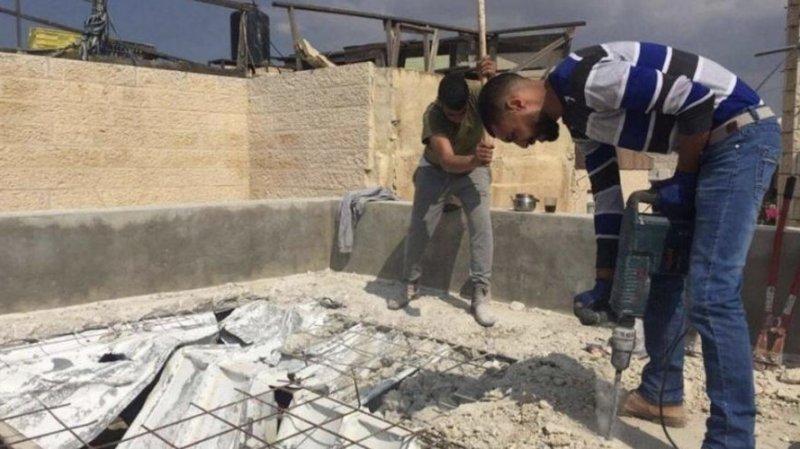 İşgal güçleri Kudüslü bir aileyi evlerini kendi elleriyle yıkmaya zorladı
