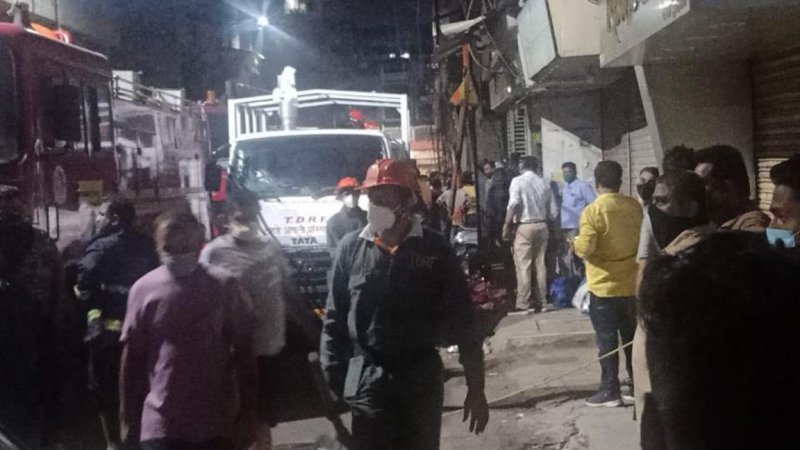 Hindistan'da bina çöktü: En az 7 kişi hayatını kaybetti