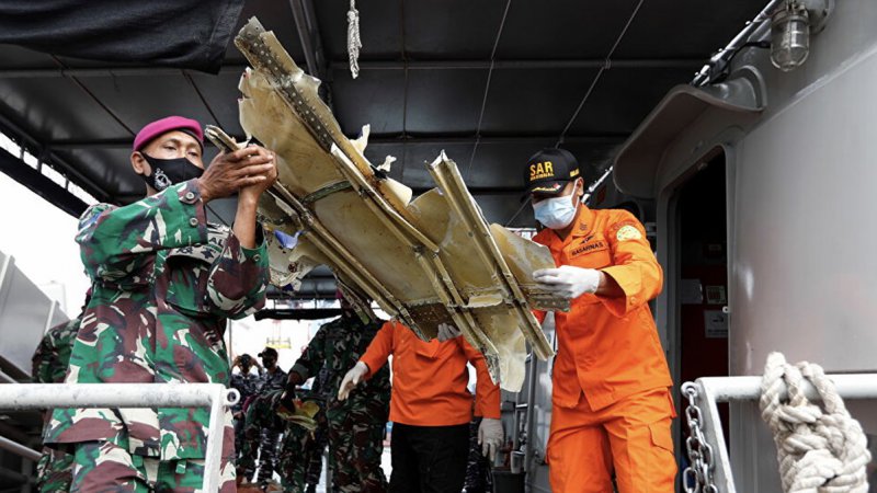 Endonezya’da düşen yolcu uçağına ait kara kutunun yeri tespit edildi