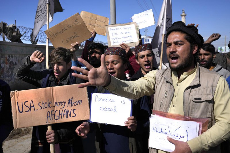 Afganistan'ın milyar dolarlarına el koyan ABD, Kabil'de protesto edildi