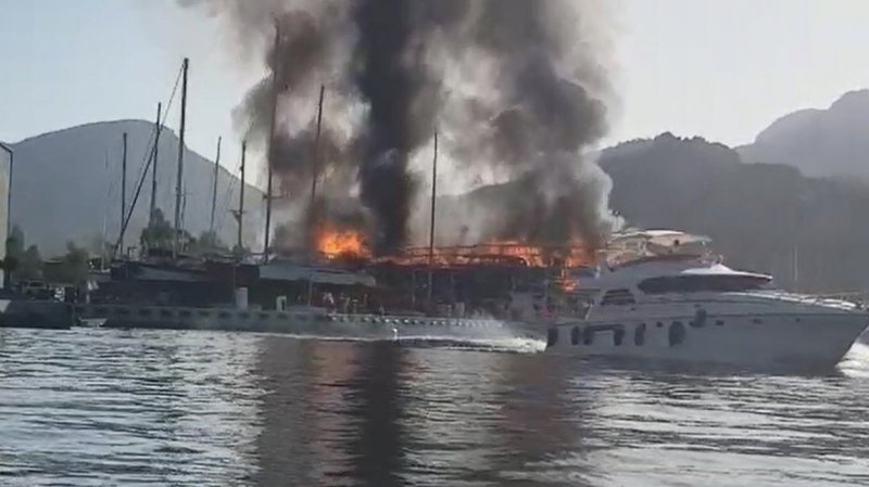 Marmaris'te tersanede yangın: 3 tekne yandı