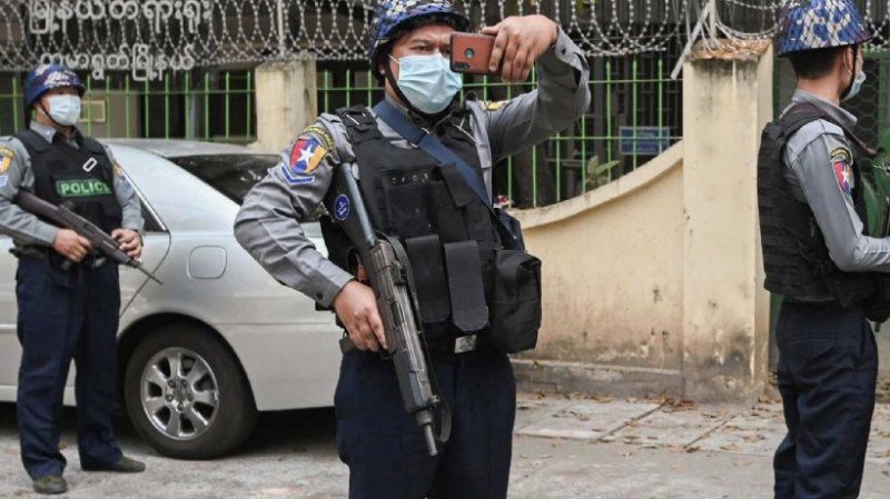 Myanmar'da polis karakoluna saldırı: 7 polis öldü