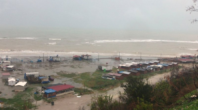Adana'da kuvvetli fırtına ve sağanak nedeniyle deniz taştı