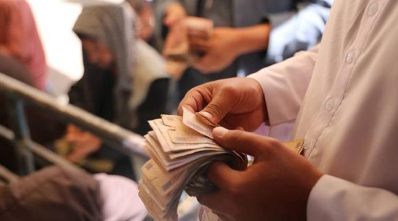 Afganistan'da memurların geriye dönük 3 aylık maaşları ödenecek
