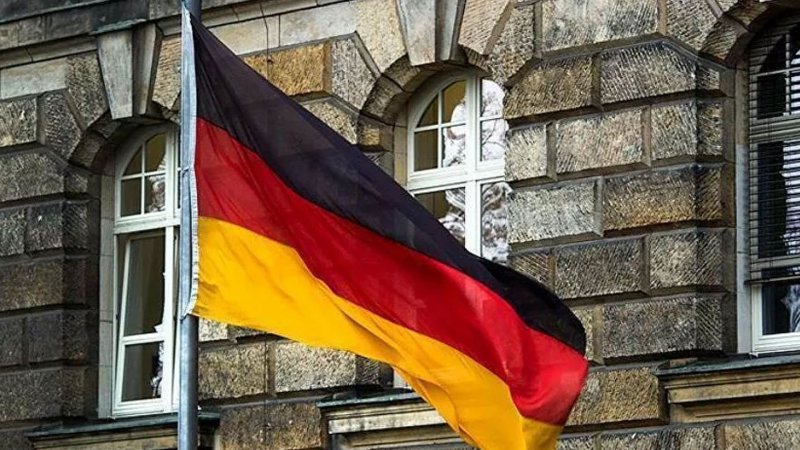 Almanya'da camiye silahlı saldırı