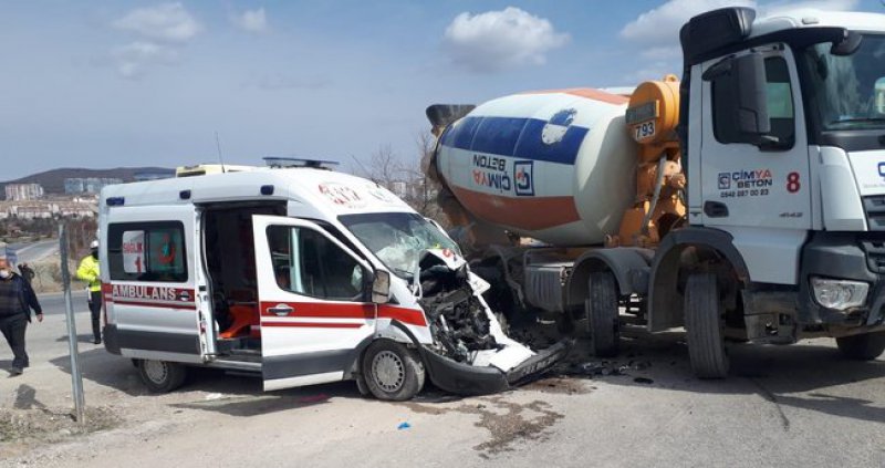 Ambulans ile beton mikseri çarpıştı: 5 yaralı