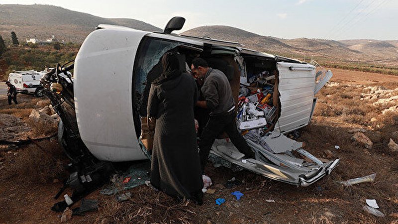 İşgalci fanatikler Filistinlilerin araçlarını taşladı, yakmaya çalıştı