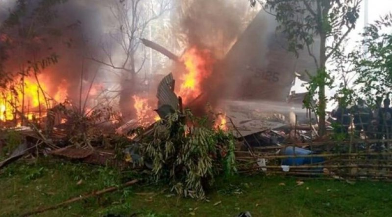 Filipinler'de 85 kişinin olduğu askeri uçak düştü