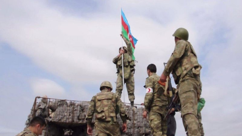 Azerbaycan, gözaltındaki 10 askeri Ermenistan'a iade etti