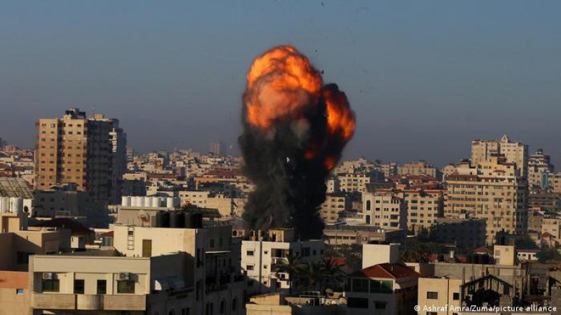 İsrail, Gazze'de sağlık merkezi ile bakanlıkları vurdu