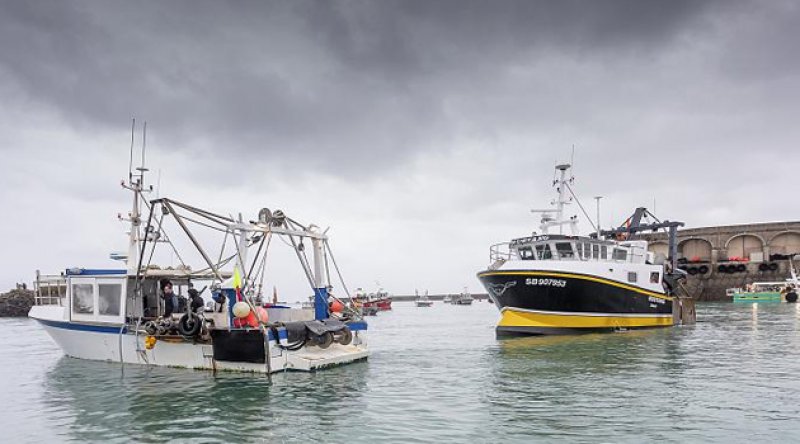 Fransa, İngiltere ile yaşanan balıkçılık sorunu nedeniyle Jersey Adası'na 2 donanma gemisi gönderdi