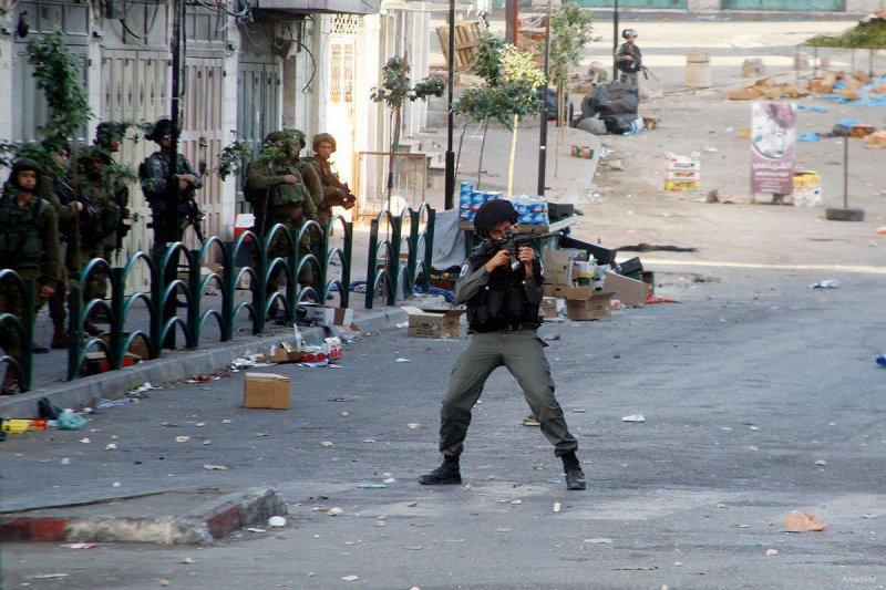Siyonist İsrail askerleri bir Filistinliyi başından vurarak öldürdü