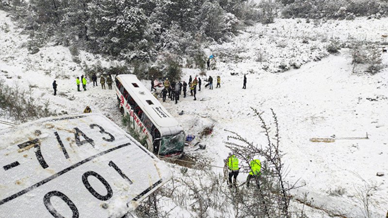 Kuzey Marmara Otoyolu'nda otobüs devrildi: 3 ölü