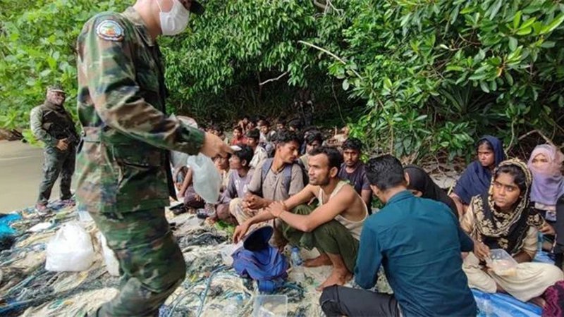 Tayland'ın ıssız bir adasında insan kaçakçılarının bırakıp gittiği Arakanlı Müslümanlar bulundu