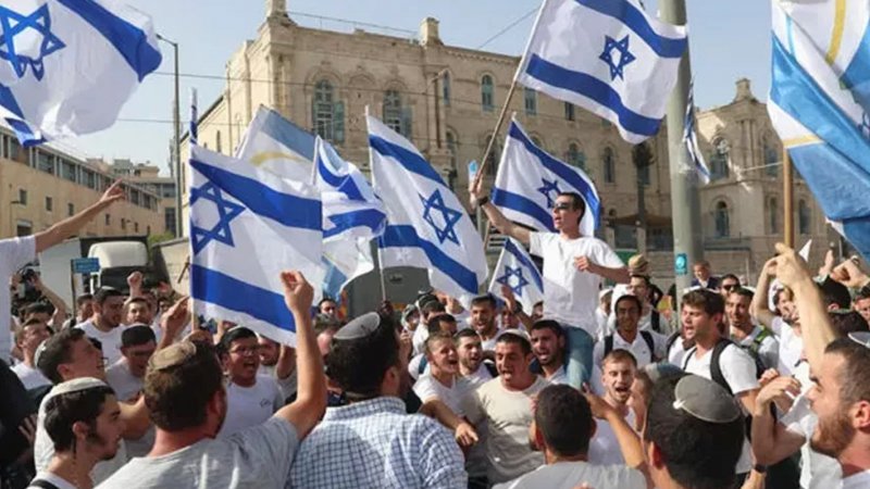 Fanatik Yahudiler Mescid-i Aksa'da İsrail bayrağı açtı