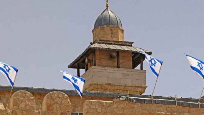 İşgalci İsrail, El Halil'deki Harem-i İbrahim Camisi'ne İsrail bayrağı astı