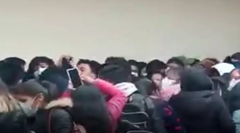 Bolivya'da üniversite kavgası: Korkuluklar kırılınca öğrenciler 5. kattan zemine düştü