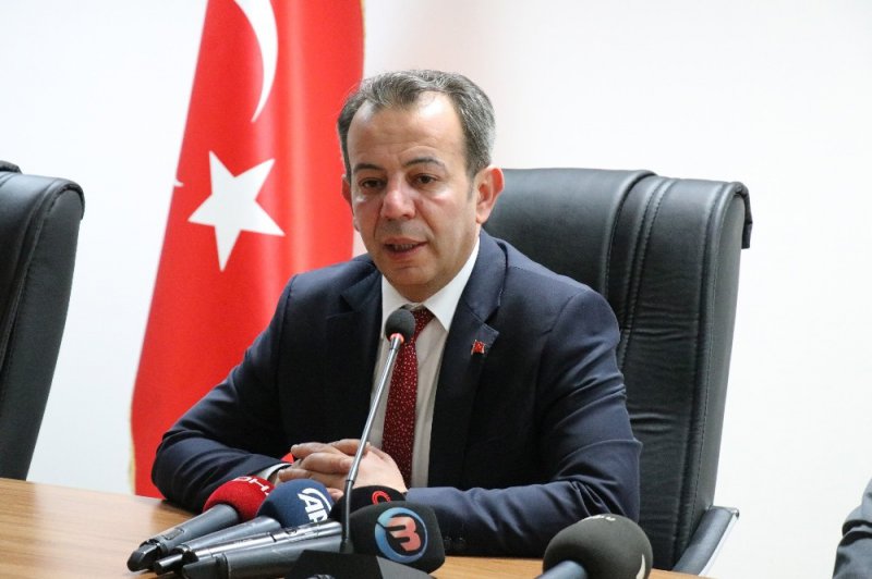Bolu Belediye Başkanı Tanju Özcan, belediye meclisinde AKP'li üyelere çay fırlattı