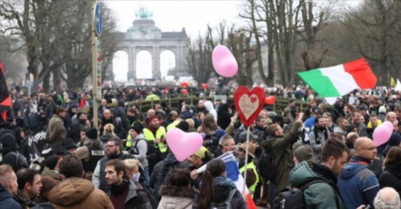 Brüksel'de 50 bin kişilik Kovid-19 protestosu