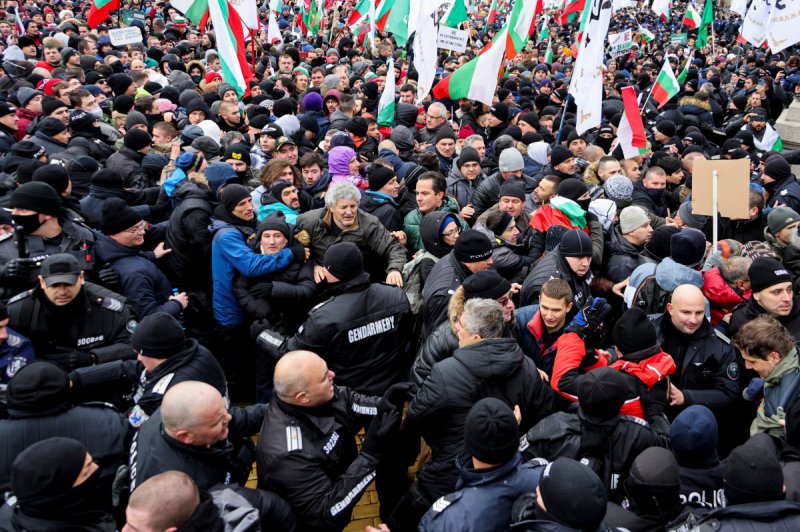 Bulgaristan'da protestocular parlamentoyu basmaya çalıştı