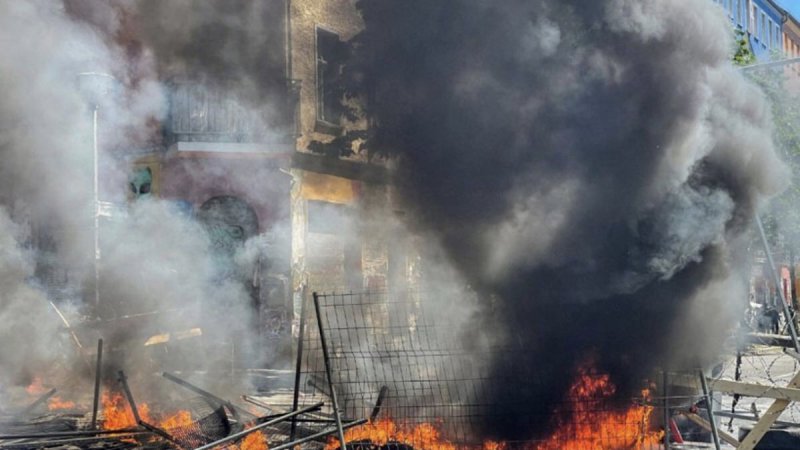 Berlin'de göstericiler sokakları ateşe verdi: 60 polis yaralandı
